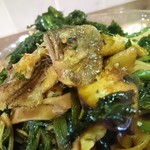 自然派中華 クイジン - 鮎と焦がし葱､空芯菜､生姜麺の和えそば　鮎は丸一尾使って在ります