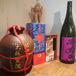 自然派中華 クイジン - 店内　紹興酒と芋焼酎 赤兎馬