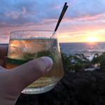 Kamuela Provision Company - 夕陽に向かってなんかカクテルで乾杯。オサレ。
