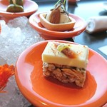 ナベノ-イズム - 雷おこしの名品「古代」の上に、シャラン=ポワトゥ・バター、スペイン産のアンチョビ、青唐辛子の酢漬け