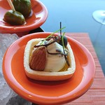 ナベノ-イズム - モナカの皮の上にクリームチーズ、ラベンダー、塩昆布、アーモンド、丹波黒豆