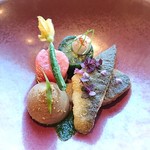 ナベノ-イズム - 岐阜の清流からの鮎を米粉焼きとパテに、サラダ菜とキュウリのプレッセ(圧力整形した料理)仕立て