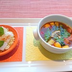 ナベノ-イズム - アオリイカを柔らかく蒸し上げ、夏野菜、メルゲーズ(北アフリカ発祥のひき肉の羊腸詰め)、ひよこ豆とのアンサンブル