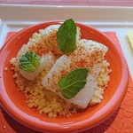 ナベノ-イズム - アオリイカを柔らかく蒸し上げ、夏野菜、メルゲーズ(北アフリカ発祥のひき肉の羊腸詰め)、ひよこ豆とのアンサンブル