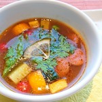 ナベノ-イズム - アオリイカを柔らかく蒸し上げ、夏野菜、メルゲーズ(北アフリカ発祥のひき肉の羊腸詰め)、ひよこ豆とのアンサンブル