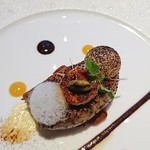 ナベノ-イズム - 「人形焼」の上にフォワグラV.C.C.焼きを乗せ、バッハコーヒー粗挽きで仕上げ