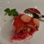 ナベノ-イズム - 完熟桃コンポート/桃のジュレシート/シャルトリューズのソルべ/クレームブリュレソースヴァニラ風味/ソースフランボワーズ/ フランボワーズフレッシュ/ビスキュイランス/ミント/シュクルぺティアン