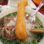 Pho Ly Quoc Su - 言われるままに揚げパン乗っけてみました