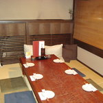 Washu To Wadan Kakomi Ryouridai An - 完全個室の座敷席。クッションなどもあり、くつろげる空間になっております。