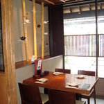 Washu To Wadan Kakomi Ryouridai An - テーブル席も和風モダンなインテリアです。