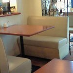 CAFEDEUXTOITS - 店内のテーブル席の風景です