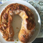 レストラン ペニーレイン - 今回の食玩的大ヒット。ゴルゴンゾーラのパン。
      中にはクルミ、ハチミツがかかっている。甘味と塩分のバランスがたまらない！