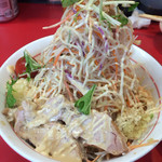 千里眼 - 冷やし中華（並）麺150グラム 800円　ヤサイマシニンニクショウガガリマヨカラメ辛揚げ別皿で