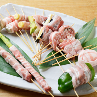 Superbly fresh yakitori grilled by a ``Yakushi'' Yakitori (grilled chicken skewers) and a wide variety of creative scroll skewers