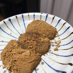 ツバメヤ 柳ヶ瀬本店 - 大量のきな粉に埋もれているヤワヤワわらび餅！