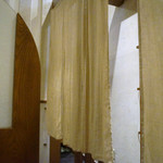 Akane Doki - カーテンと衝立で仕切られていて半個室のようになっている