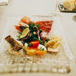 カラフルな前菜。燻製カジキ、サバ、水牛モッツァレラと２種類のミニトマトのカプレーゼ、余り熟成させていないしっとり生ハム、夏野菜のサラダはズッキーニ、からし菜、オクラ他。自家製の無塩パンはむっちり。