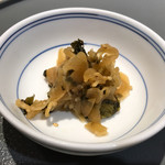 銀座 天一 - セットの漬物
      沢庵、紫蘇の実、高菜、胡麻が上手く混ざった美味しい品