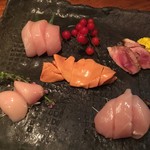 鶏一途 - 地鶏刺身の5種盛合せ<マイクロトマトから時計廻りでソリレス/ササミ/白子/ムネ/中央は極上白肝>