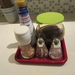 リリーカレー - 岩塩が登場、擂ります