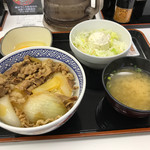 吉野家 - 牛丼、味噌汁、ポテサラ、生卵。これで600円