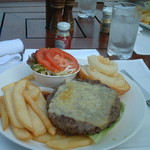 INTERCONTINENTAL HONG KONG - プールサイドでランチ、チーズバーガー