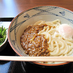 丸亀製麺 - キーマカレー釜玉 大480円。後のせで、薬味コーナーのネギも混ぜます。