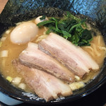 Yokohamaiekeiramenfufuseshouten - MAXラーメン(普・普・多)¥900+ライス¥100(平日ランチサービス)