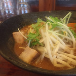 「山」は豚骨ベースの辛いラーメン．