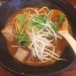 味噌がゆっくりと溶け出していって，豚骨スープがだんだんと味噌スープに変わっていく．