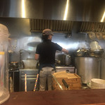 厨房．ラーメン屋らしくない落ちつた接客が気持ち良い．