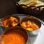 インド＆ネパールレストラン ニューマハラジャ - カレー３種、ナン５種、ライス、数種類のサイドメニューが食べ放題。写真はカレー３種にチーズナン。