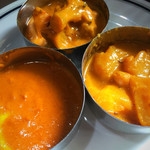 インド＆ネパールレストラン ニューマハラジャ - カレーはキーマ（左）、野菜（奥）、本日のおすすめ（右）