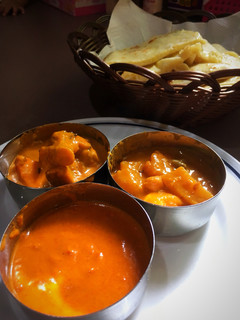 インド＆ネパールレストラン ニューマハラジャ - カレー３種、ナン５種、ライス、数種類のサイドメニューが食べ放題。写真はカレー３種にチーズナン。
