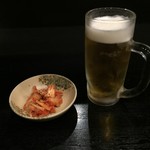 鳥料理 悠庵 - お通し（キムチ）と生ビール