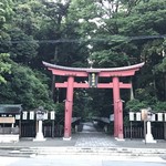 よろずや 狩谷 - 弥彦神社の鳥居です