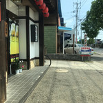 Benkei Ramen - お店に向かって右側に裏に入る駐車場への道があります