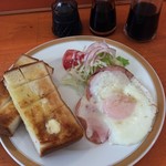 デリーラ - 奥は左から醤油、ソース、ポン酢