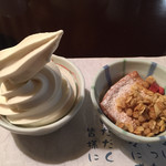 旬菜食健 ひな野 - ソフトクリームとシリアル。微妙な形、う！
ソフトクリーム、甘くて冷たい。一気にお腹冷えた(o_o)
シリアルかけたら美味しかった。
