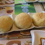 添好運点心専門店 - 酥皮焗叉燒包（チャーシュー入りメロンパン）です。(2017年3月)
