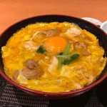 とり五鐵 - 名古屋コーチン親子丼（卵黄のせ）