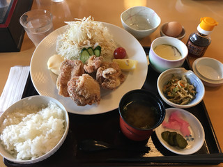 八重垣 - 唐揚げ定食＋生卵付き