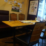 Yamayoshi Baru - 店内の様子　テーブル席