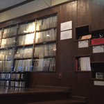 トゥルネラパージュ - 店内様子、棚の中は全てレコード。