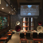 トゥルネラパージュ - 店内様子、無声映画とジャズが流れています。