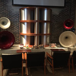 トゥルネラパージュ - カラフルなスピーカーと存在感のあるウーハー。