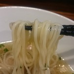 町田汁場 しおらーめん進化 - 麺