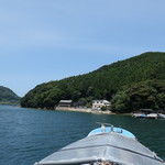 魚山人 - 船でお店に向かいます