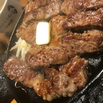 1ポンドのステーキハンバーグ タケル - 胡椒の効いた下味