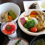 Ｈｏｔｅｌ　Ｓｅａ　Ｓｈｅｌｌ - 蒸し野菜、鶏団子の小鉢、ヨーグルト